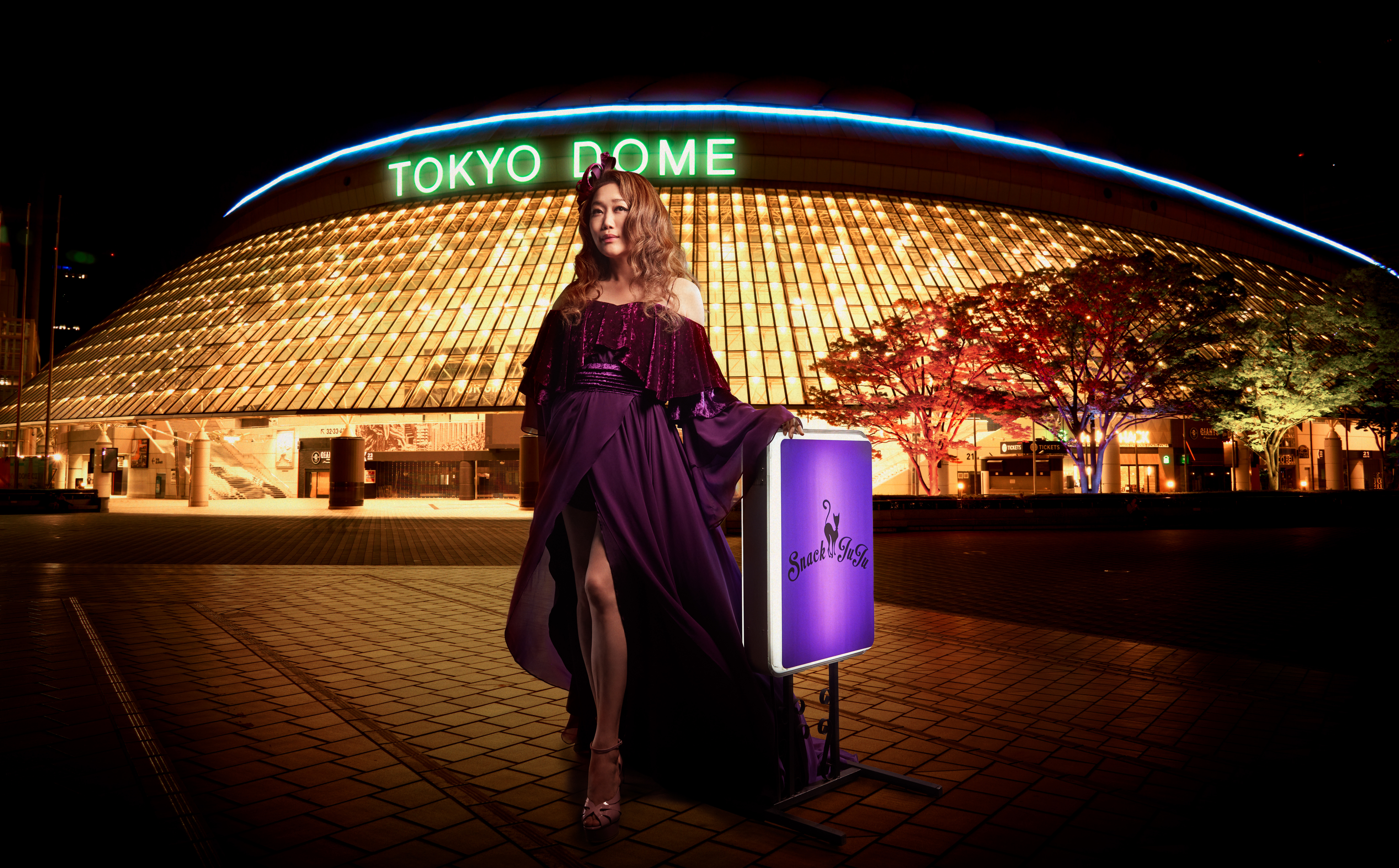 スナックJUJUとは会場を大きなスナックに見立て、JUJUが”ママ”として昭和歌謡を中心に歌い上げる大人気カヴァーライブ。JUJU20周年を盛大にお祝いする東京ドーム店は、世界最大・前代未聞のスナックに！
